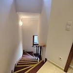 3 Next To The Lift * بانسكو